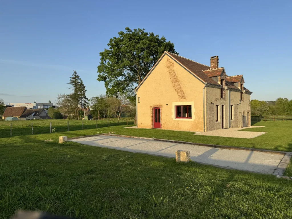 Grand jardin avec terrain de pétanque