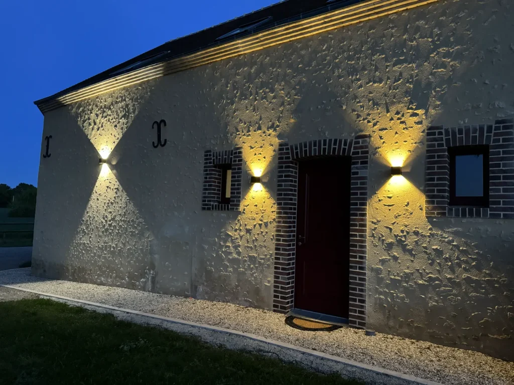 Façade principale éclairée de nuit